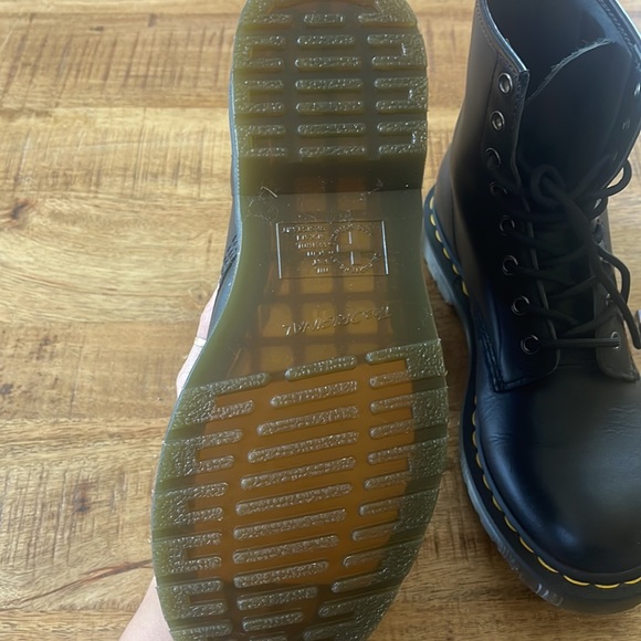 NWOT Women’s Dr. Martens 1460 - Picture 2 of 4